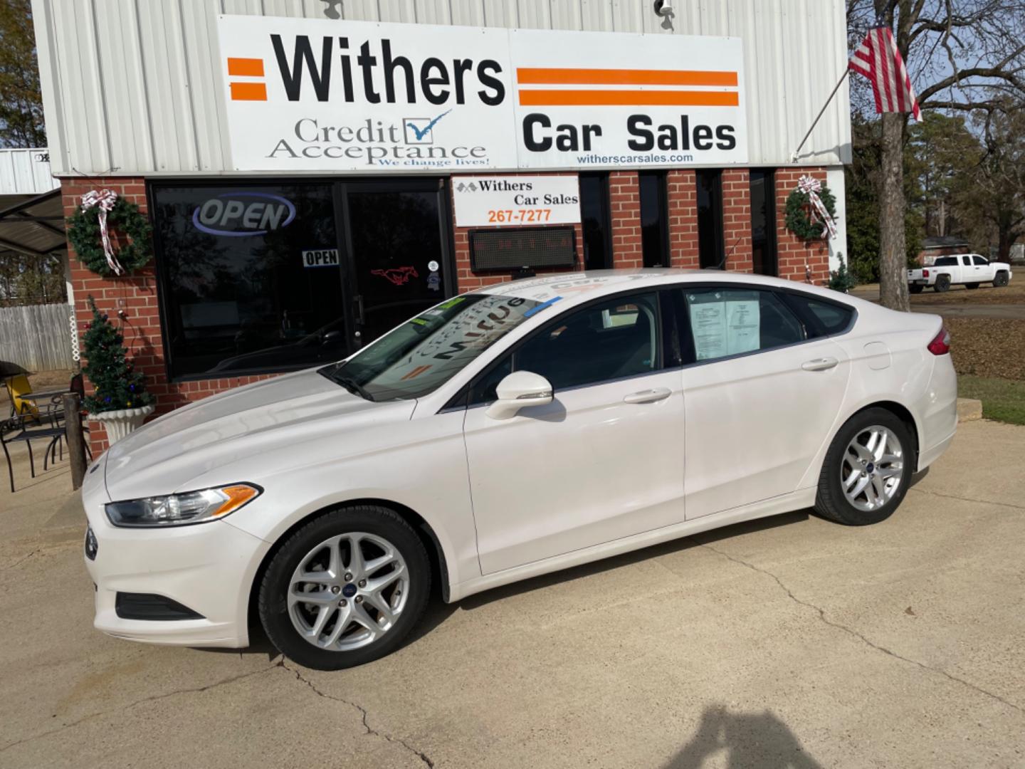 2016 White /Black Ford Fusion SE (3FA6P0H76GR) with an 2.5L L4 DOHC 16V engine, 6-Speed Automatic transmission, located at 204 Hwy. 16 East, Carthage, MS, 39051, (601) 267-7277, 0.000000, 0.000000 - Photo#0